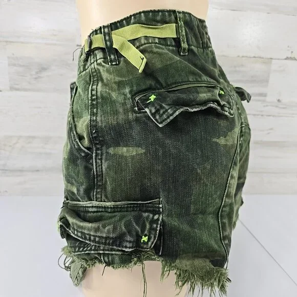 FREE PEOPLE WE THE FREE COMMANDER CAMO CARGO Cut-Off Shorts WOMEN'S SIZE 6 *EUC*